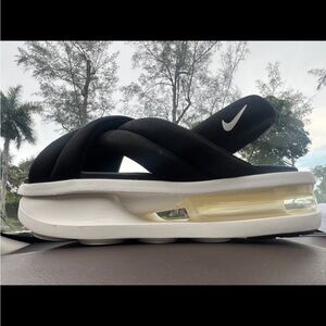 New Nike Wmns Air Max Isla Sandal 'Black
Sail' Us Size 10. New without box.
